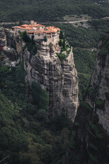 Fototapeta premium メテオラの奇岩の上に建つヴァルラーム修道院