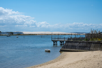 CAP FERRET (Bassin d'Arcachon, France). Vue sur la dune du Pilat, de l'autre côté de la baie