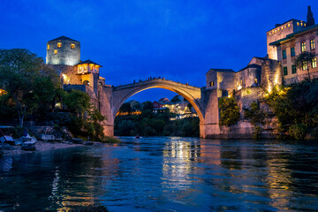 モスタルのスタリモスト橋の夜景