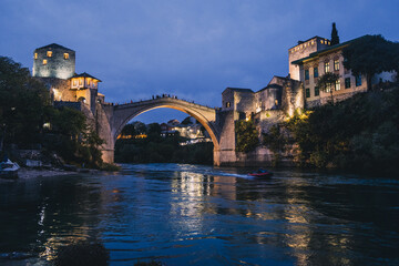 モスタルのスタリモスト橋の夜景