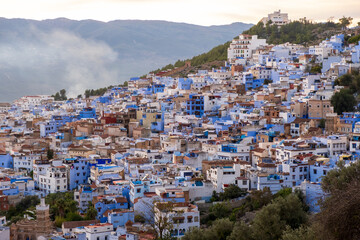 Fototapeta premium 夕暮れ時のモロッコの青い街シェフシャウエン