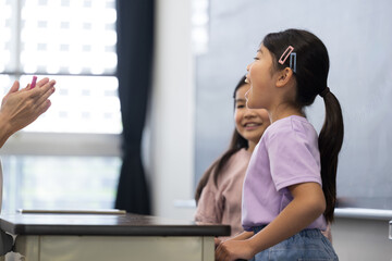 音楽の授業で歌う小学生の横顔　小学校の音楽の授業のイメージ