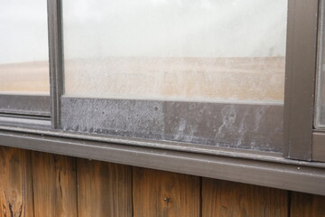 窓のアルミサッシの白い汚れ