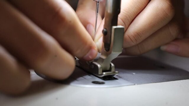  memasang jarum mesin jahit.