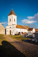 Eglise et cimetière dans un village français. La religion chrétienne catholique en France. Eglise de campagne.