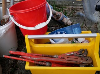 Werkzeugkasten, Eimer, Baustellenmaterial