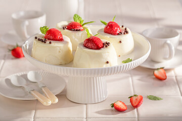 Delicious cheesecake monoportion flavored with berries and vanilla.