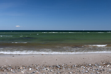 Sandstrand mit türkis blauem Wasser an der Ostsee. Meer Foto, Textfreiraum oben