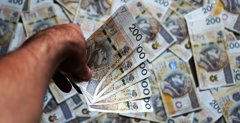 Rozsypane banknoty o nominale 200 złotych