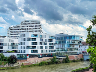 Obraz premium Ausblick auf Neu-Ulm mit modernen Gebäuden an der Donau