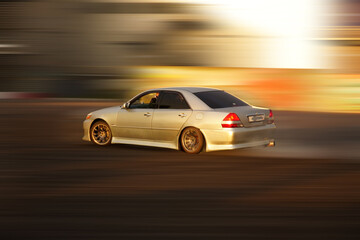 A high-speed drift car, in turn, is a supercar racing through the city at high speed.