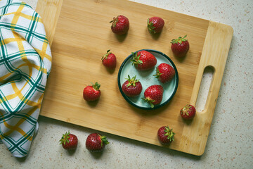 truskawki na desce  © Marcin Łazarczyk