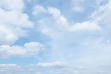 Un fond de nuage blanc sur un ciel bleu clair au printemps © shocky