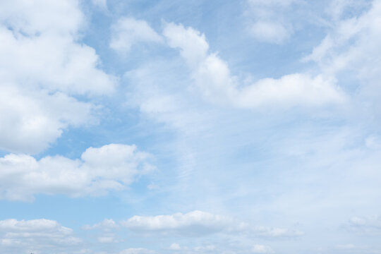 Un fond de nuage blanc sur un ciel bleu clair au printemps