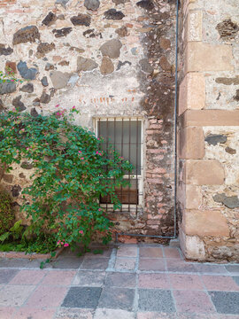 Arquitectura religiosa de un convento mejicano, mexicano. Cantera rosa de M&eacute;xico. Ruinas en contrapicada Queretaro, M&eacute;jico. Cruz de piedra de religi&oacute;n cat&oacute;lica