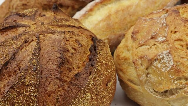 assortiment de pains, en gros plan, isol&eacute;s sur un fond blanc