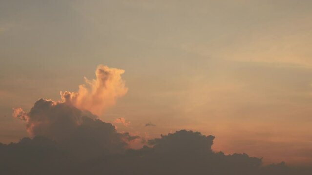 timelapse de nubes que se mueven y cambian de colores entre azul, naranja, rojo y amarillo