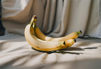 Trois bananes sur fond clair