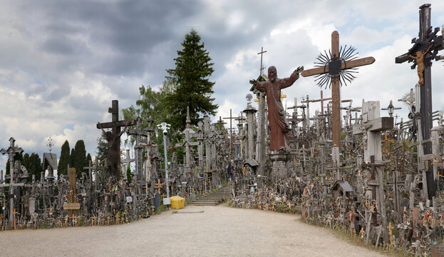 Berg der Kreuze, sowohl  Wallfahrtsort f&uuml;r Pilger wie Touristenziel f&uuml;r Touristen,  in Litauen.