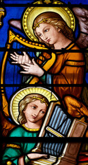 Vitrail représentant des anges musiciens.Stained glass window depicting angel musicians. 