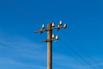 Telegrafenmast an einer Bahnstrecke