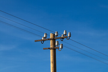 Telegrafenmast an einer Bahnstrecke