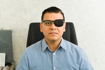 Obraz premium Professional eye care scenario: man in ophthalmologist's office wearing eye patch for recovery