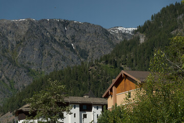Rustic building on outskirt of Leavenworth, with Cascade slopes in the background