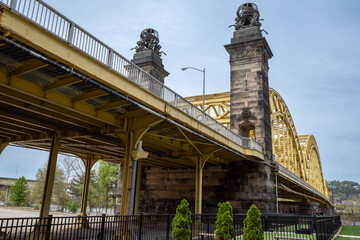 Obraz premium View from below of Sixtenth Street Bridge, David McCullough, in the Strip Dirstrict in Pittsburgh, Pennsylvania.