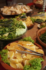Mesa de Feijoada e Saladas complementos