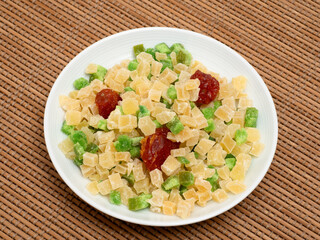 皿に盛ったドライフルーツ