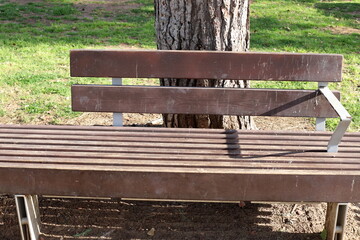 Naklejka premium A bench for relaxing in a city park on the seashore.