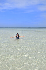 ビーチで遊ぶ女の子（フィリピン、ナルスアン島）