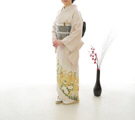 着物を着てたたずむ女性