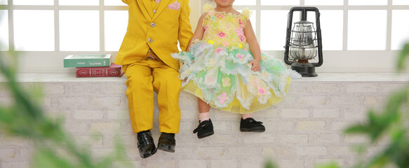 スーツを着た男の子とドレスを着た小さい女の子