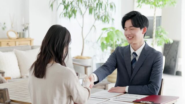 訪問営業で握手をするビジネスマン