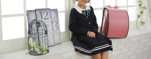 女の子とピンクのランドセル