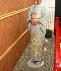 水色の着物を着た女性