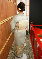 水色の着物を着た女性