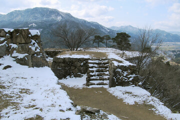 Fototapeta premium 淡雪が残る竹田城跡【日本百名城】日本兵庫県朝来市・3月