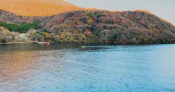 船上から見る紅葉風景