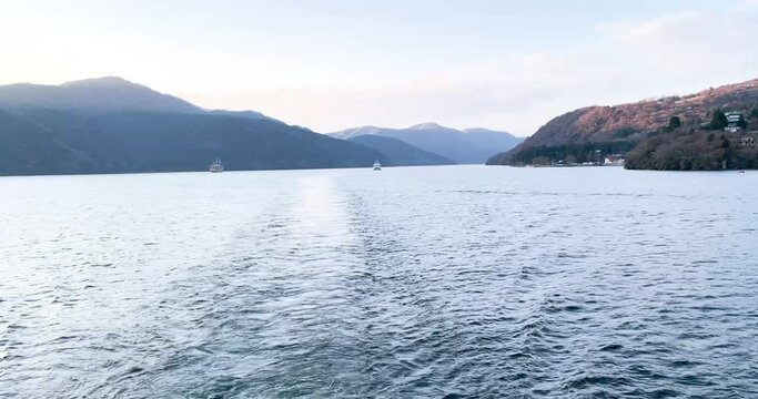 船上から見る山々と行き交う船