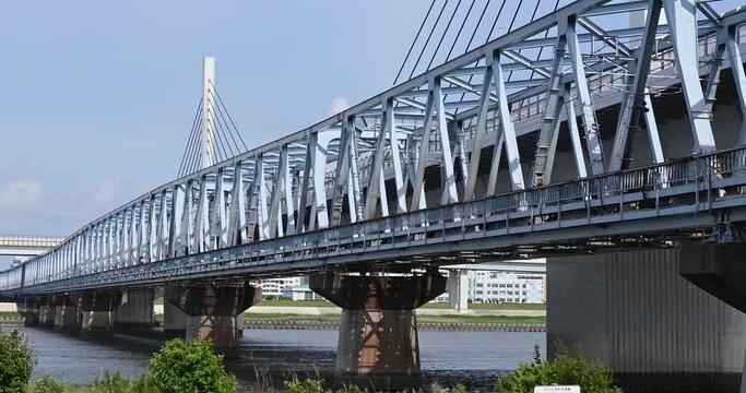 葛西橋を渡る東京メトロ地下鉄東西線