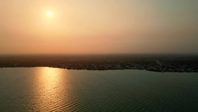 hermoso paisaje con el atardecer en la bahia del caribe de corozal Belice Centroamericasol cayendo sobre el mar en la costa en el mar abierto 