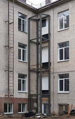 Construction of an external elevator for the disabled in an old brick building