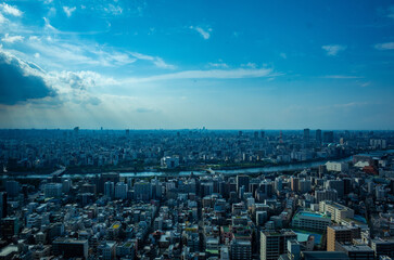 東京スカイツリーの隣の高層ビルからの東京の街並み