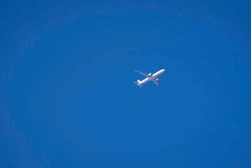 青空を飛ぶ飛行機