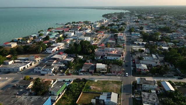 vista aerea con drone del Centro del pueblo historico de la ciudad del Distrito Corozal Belice Centroamerica casa y techos vista panoramica junto al mar en el caribe paisaje y turismo