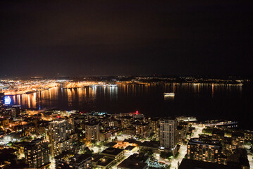 Fototapeta premium Bright lights shining at night over seattle washington