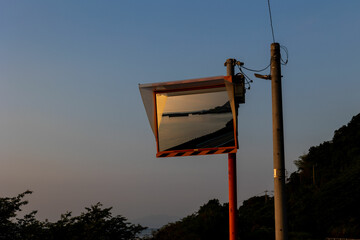 ミラーに映る海岸線